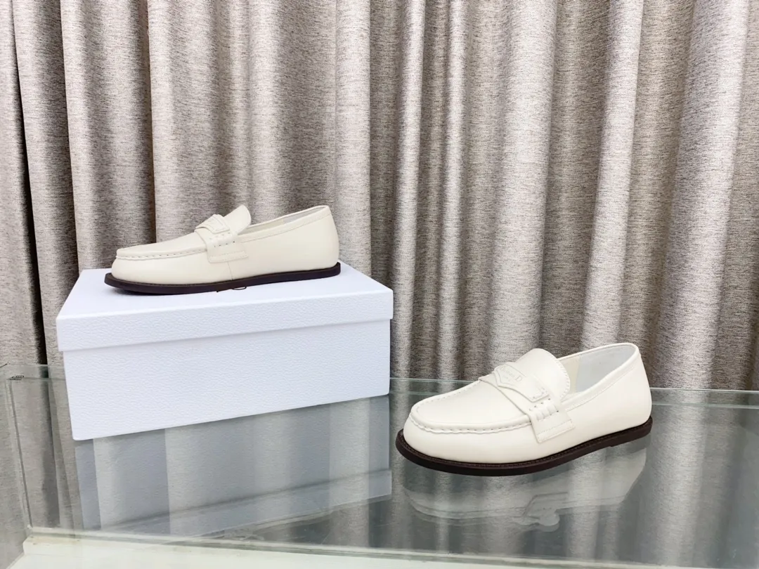👟👟Ex-factory price 660👟👟 25Ss new Dior Boy loafers This Dior Boy loafer is a new product in the 2024 winter ready-to-wear series. It incorporates Dior's extraordinary craftsmanship and reinterprets the classic loafer design. Crafted from materials including suede and lambskin, it's enhanced with an integrated white fur lining and features a gold-tone Christian Dior Paris signature on the front leather tab. Paired with rubber soles, soft and comfortable. Upper: cowhide, inner padding: comfortable sheepskin, sole: rubber sole, size: 35-39 (40 customized, non-refundable)